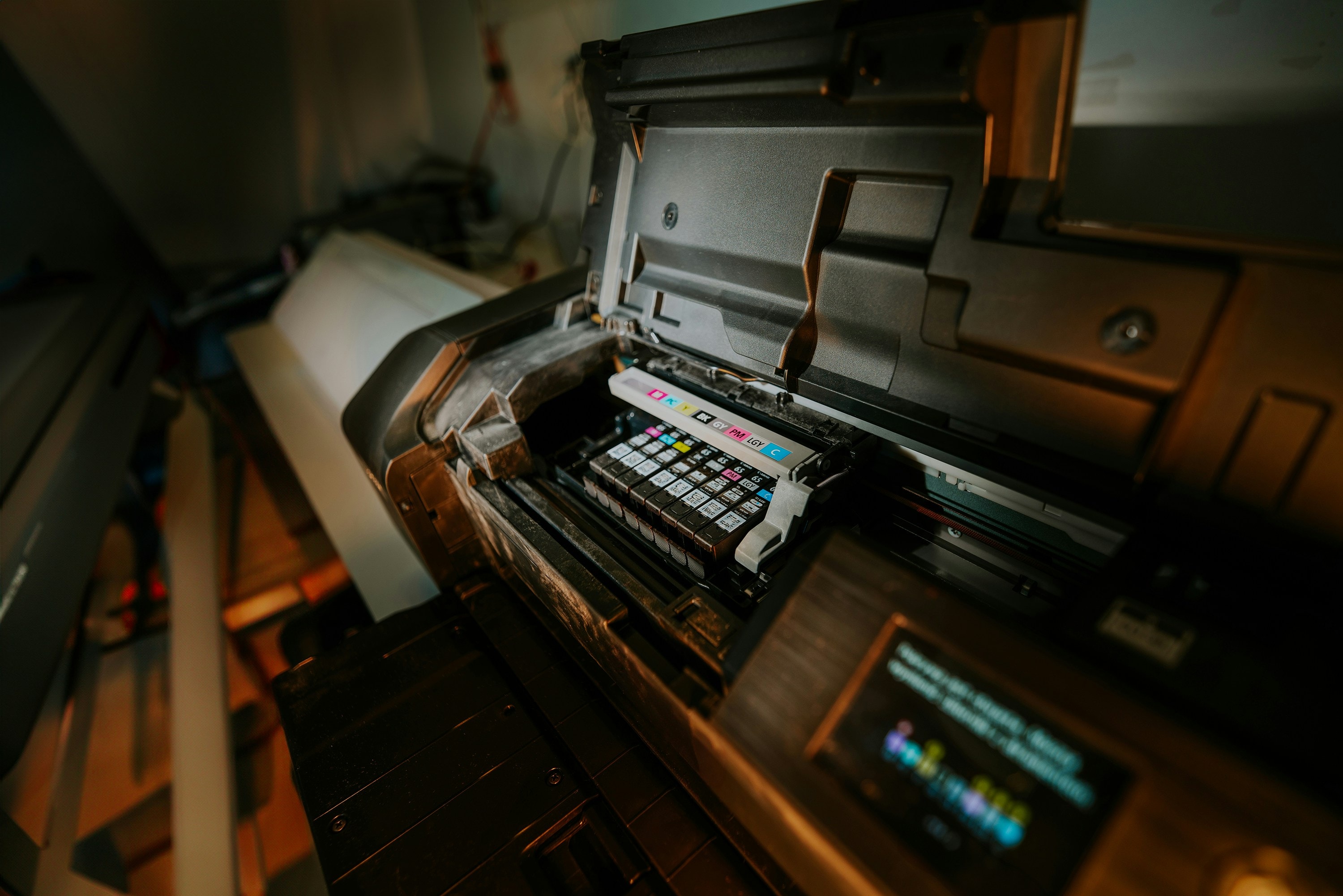Wide-format pigment printer